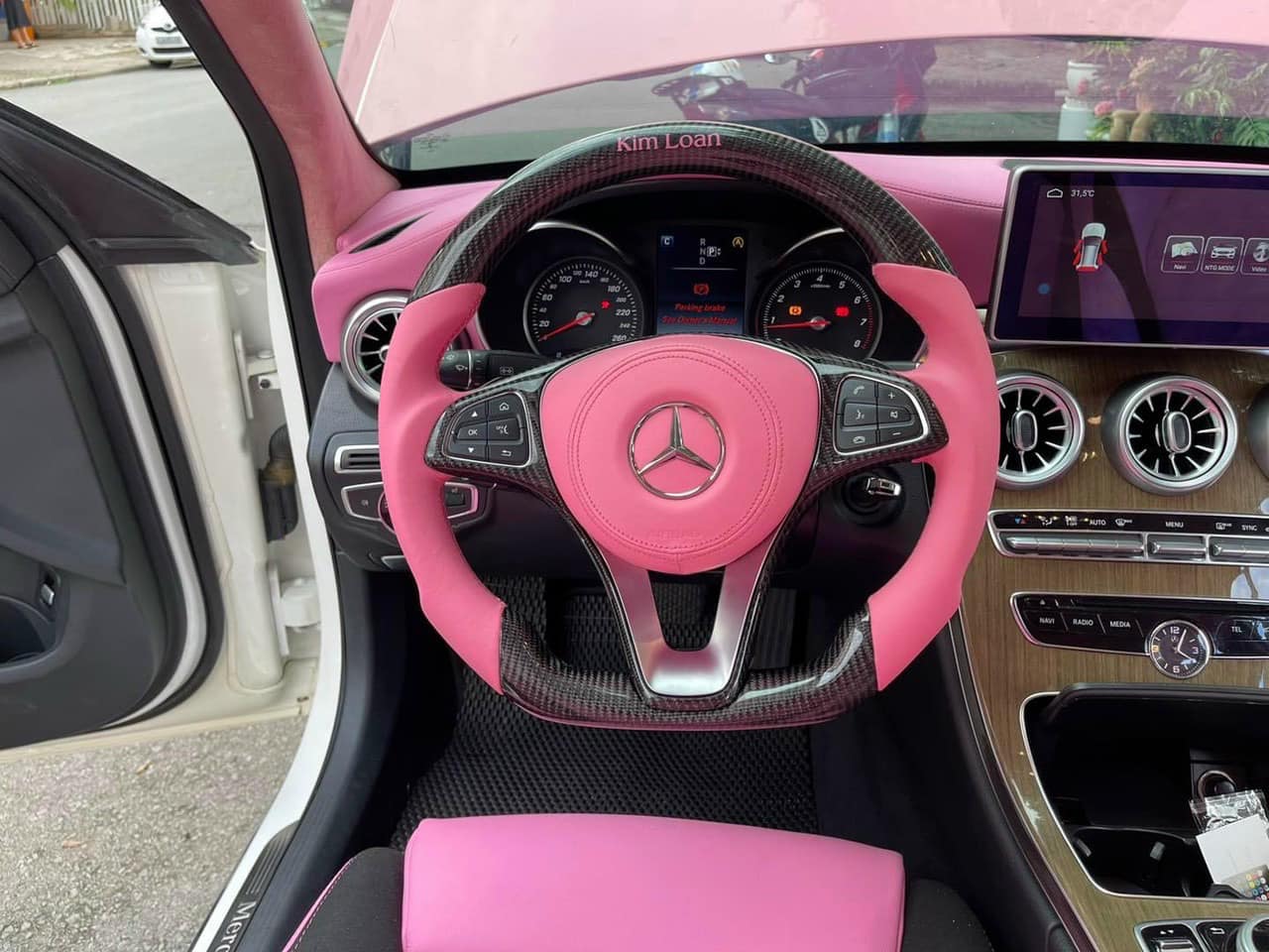 Bọc Ghế Da và Đổi Màu Nội Thất Mercedes C200 Lên Full Hồng – Đẳng Cấp và Cá Tính
