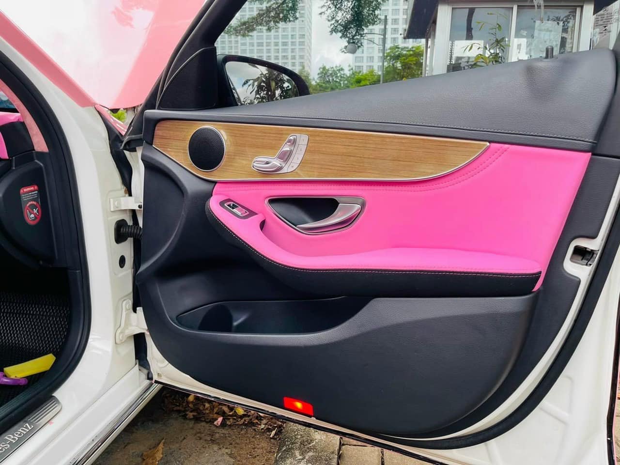 Bọc Ghế Da và Đổi Màu Nội Thất Mercedes C200 Lên Full Hồng – Đẳng Cấp và Cá Tính - Ảnh 6